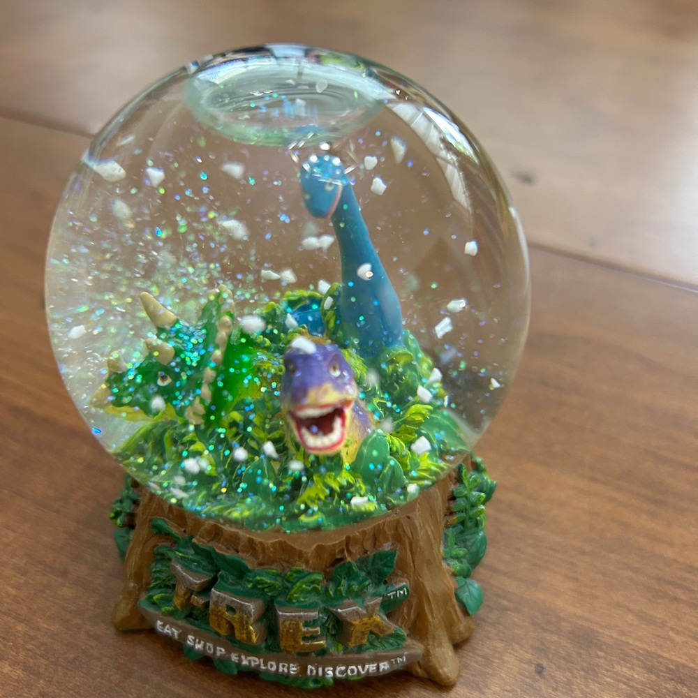 Ultra Rare Downtown Disney Springs T-Rex Cafe Restaurant Mini Snow Globe